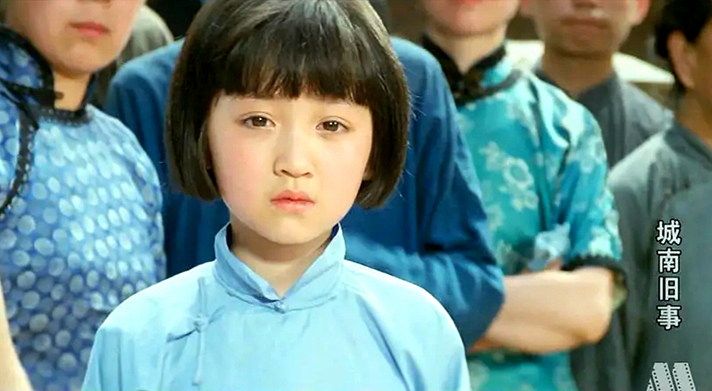 沈洁饰演的林英子随父母从台湾来到北京城,住在城南惠安会馆附近一个