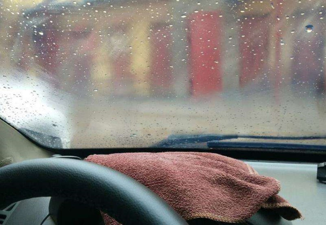冬季车窗玻璃之所以会起雾是因为车内车外冷热温差比较大,当车外温度