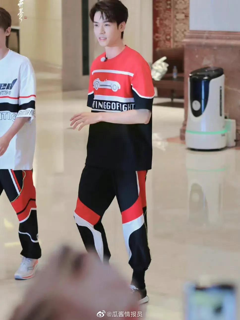 综艺《极限挑战》横店路透中帅气的龚俊