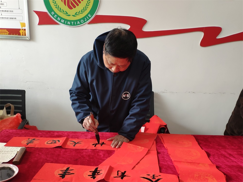 春节前夕，淮安书画家为市民送祝福