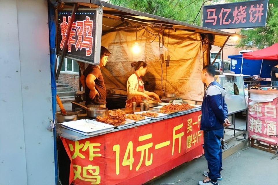 城管爆路边摊内幕：吃的人都是不怕死，黑心商的“花招”难以想象