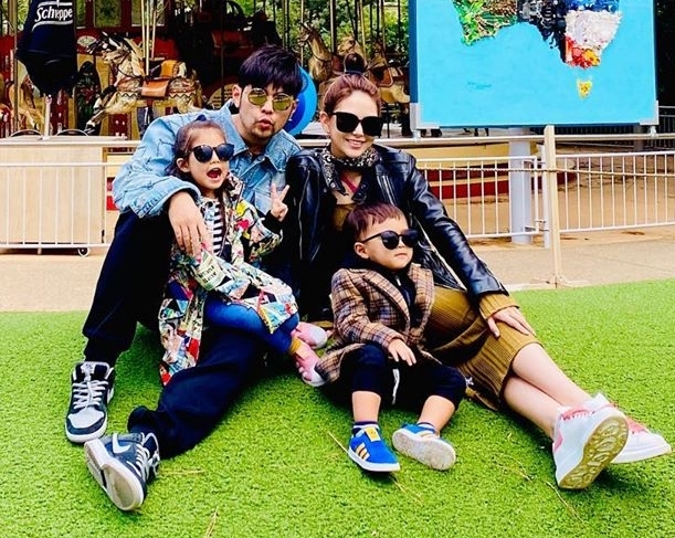 昆凌晒六个月孕肚照，穿风衣巧遮腹部，素颜清纯婚戒抢镜