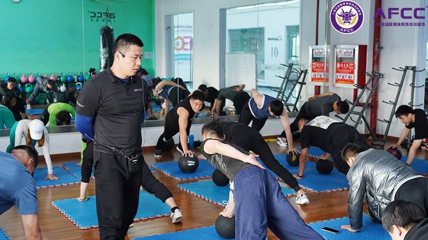 哪有健身培训学校（健身教练培训学校十大排名是怎样的呢）