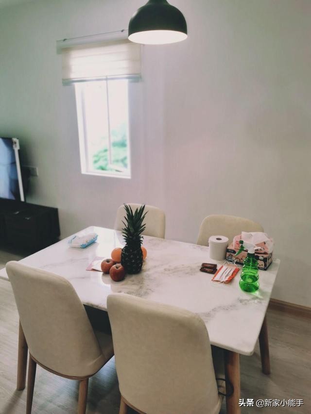 看她在马来西亚的新房，装修非常普通，跟我们国内出租房没啥区别