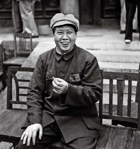 邓华给大伙递“白金龙烟”，一人只分一支，主席笑说：财不露白啊