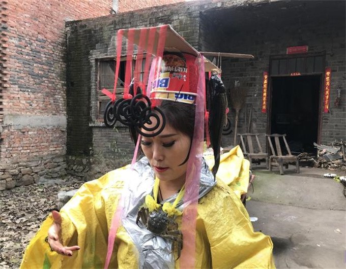 怎样用袋子做衣服图片(河南女子麻袋做龙袍) - 赤虎壹号