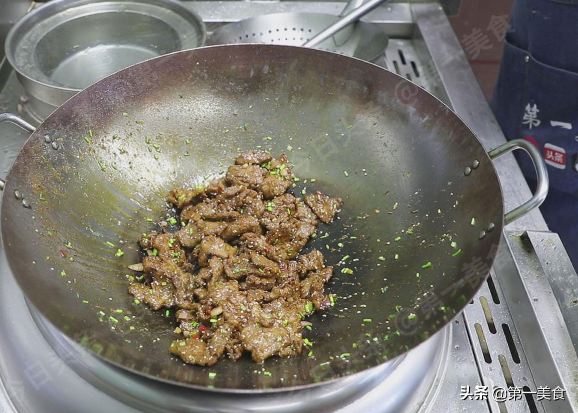 牛肉为何一炒就老？别只会焯水，牢记这2步，牛肉鲜嫩入味