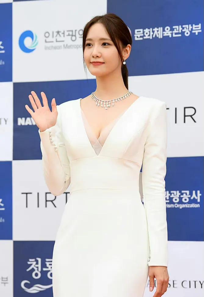 林允儿出席活动生图