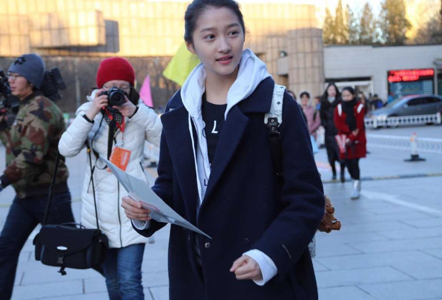 铁饭碗真的这么“香”？关晓彤顺利入编，鹿晗考了3次还未成功