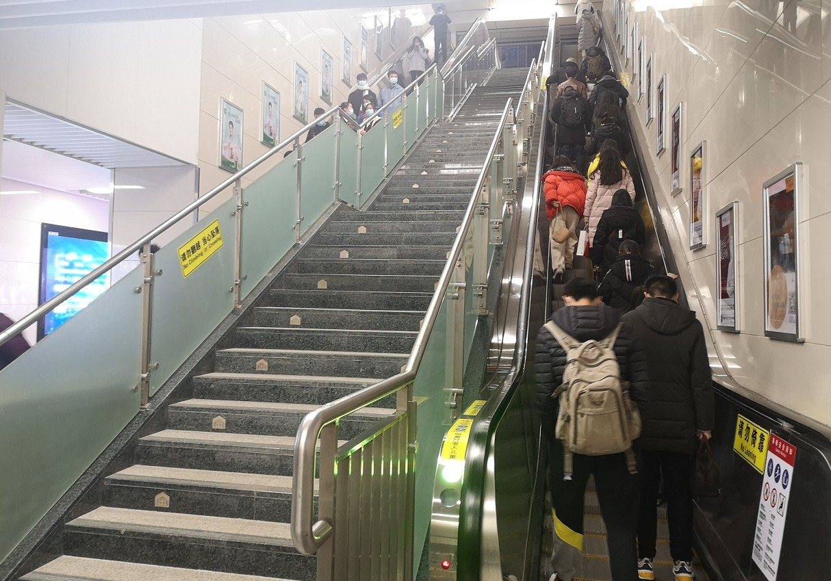 成都网民斥地铁自动扶梯上左行右立是“假文明”，成都地铁回应：左行右立事故高发已不提倡，鼓励保持静状态