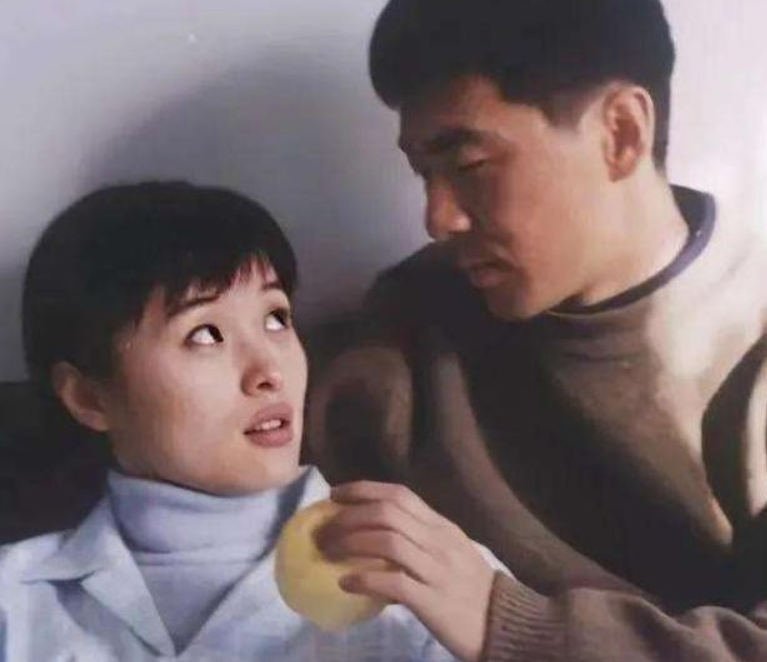 吴越与男友人逛街笑容灿烂,亲密搂肩关系好,49岁仍未婚无儿女