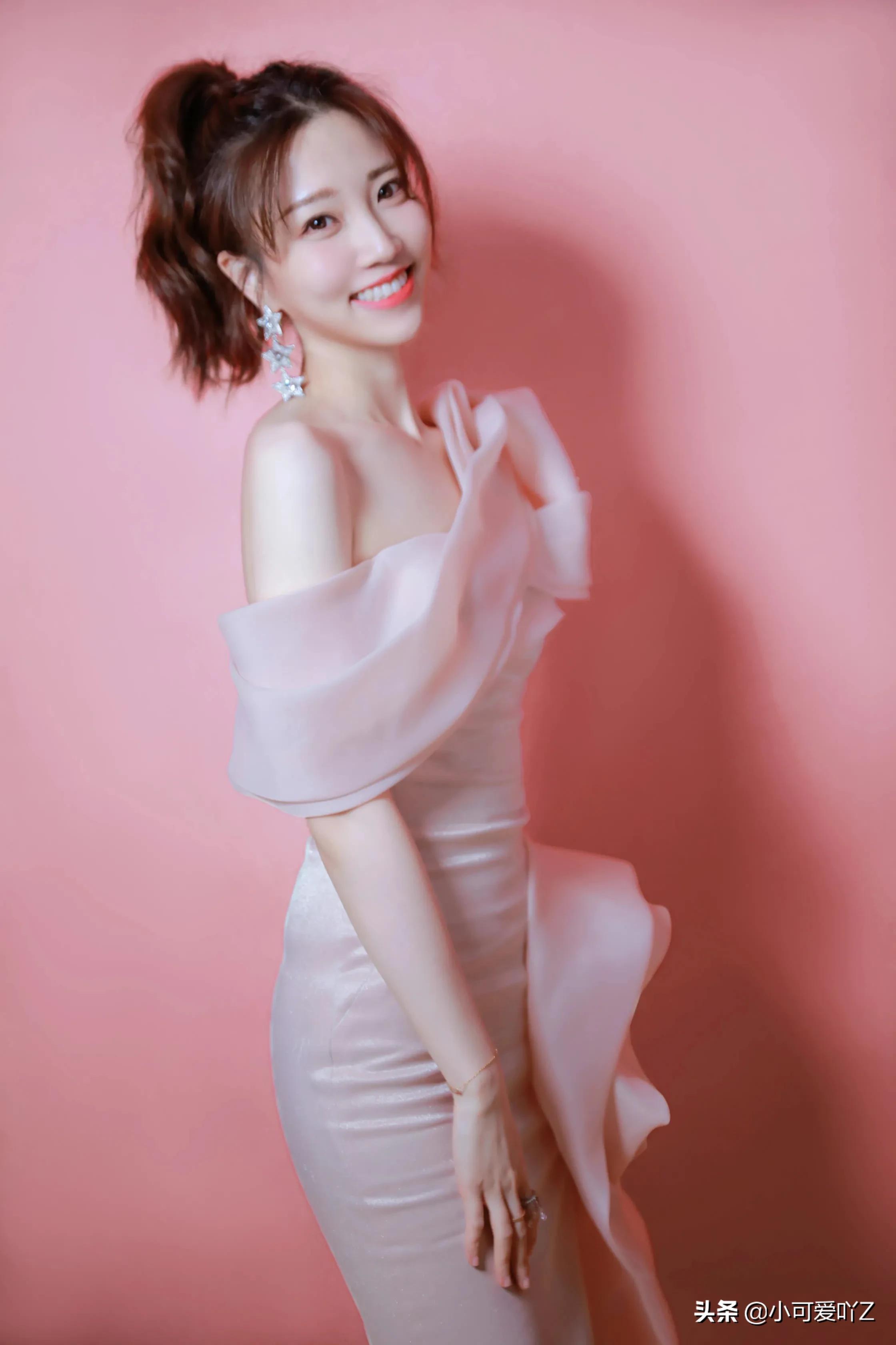 张纯烨，红粉蓝绿黑裙装，各有各的惊艳美丽