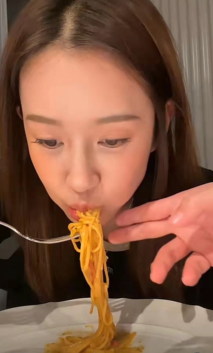 张子萱与老公高调放闪，陈赫当众上演捏脸杀，不惧争议越来越甜