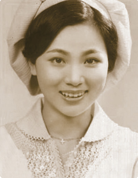 她被称为“宝岛歌后”，可与邓丽君相提并论，却当红为爱退圈