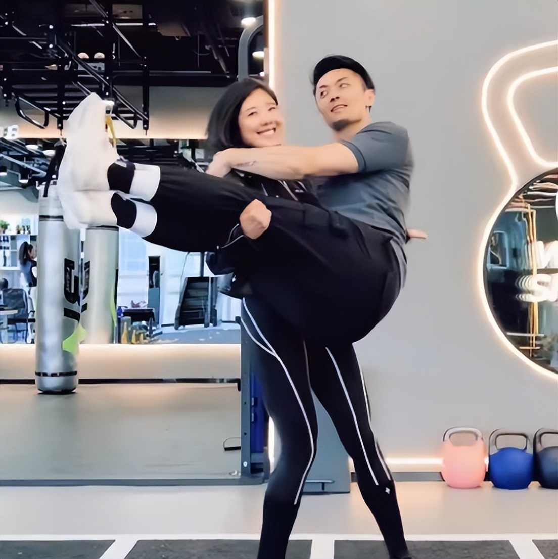 北景甜南奕欢：一个资源拿到手软，一个沉沦网大，今差距一目了然