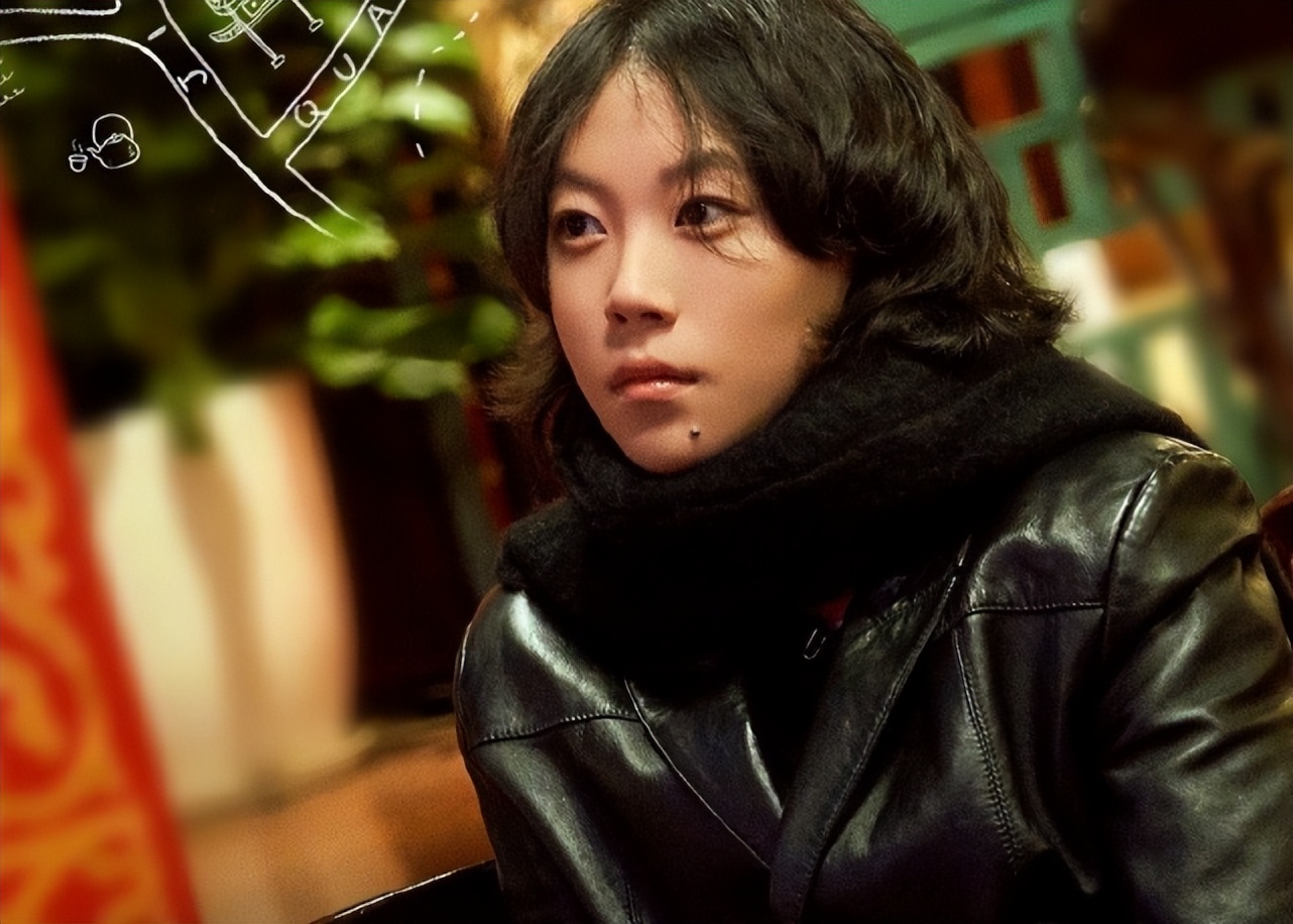 王菲大女儿近照曝光，25岁窦靖童晒怼脸自拍，造型随性超接地气