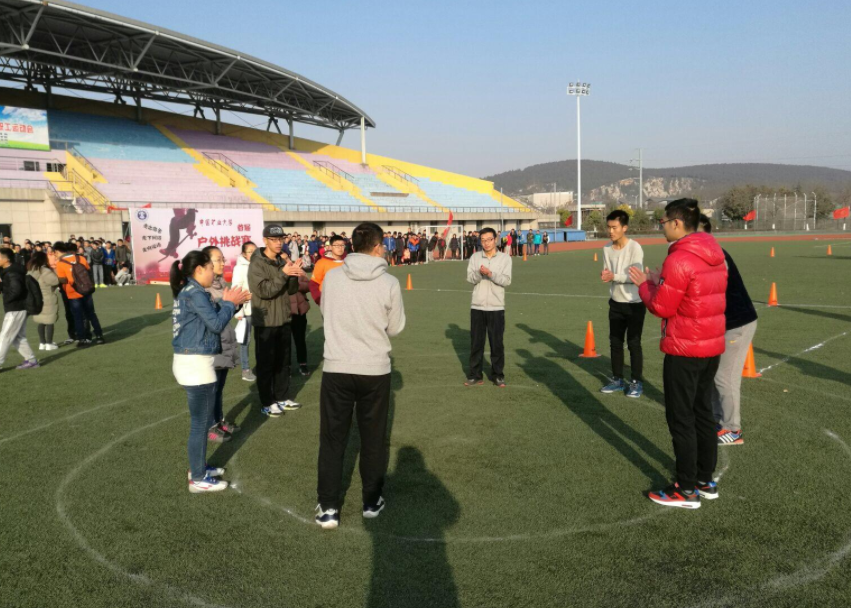 西安某高校封校后，女大学生在宿舍自制麻将玩，网友：幺鸡在C位