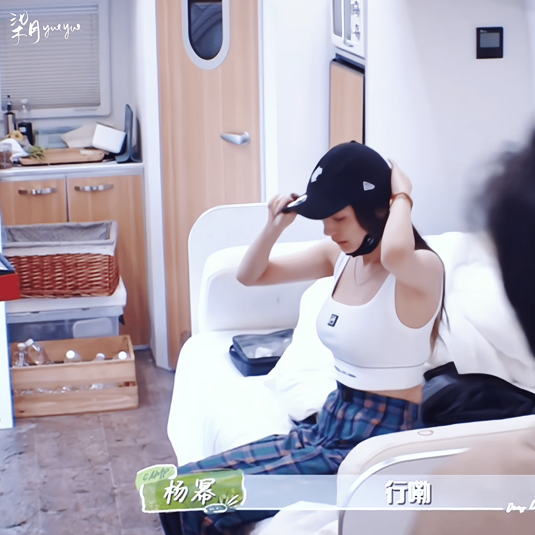 杨幂参加综艺好真实呀 素颜出镜开沙滩车