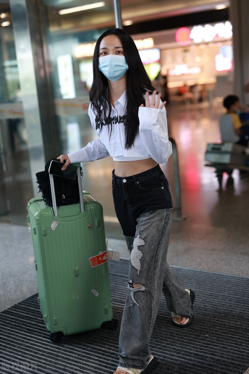 街拍：李莎旻子白色字母印花衬衫+破洞阔腿牛仔裤+拖鞋随性休闲