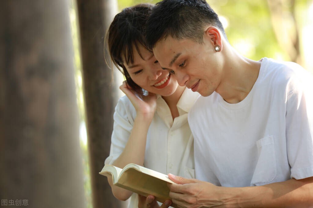 最好的夫妻关系，莫过于白天各忙各的，晚上相拥而眠