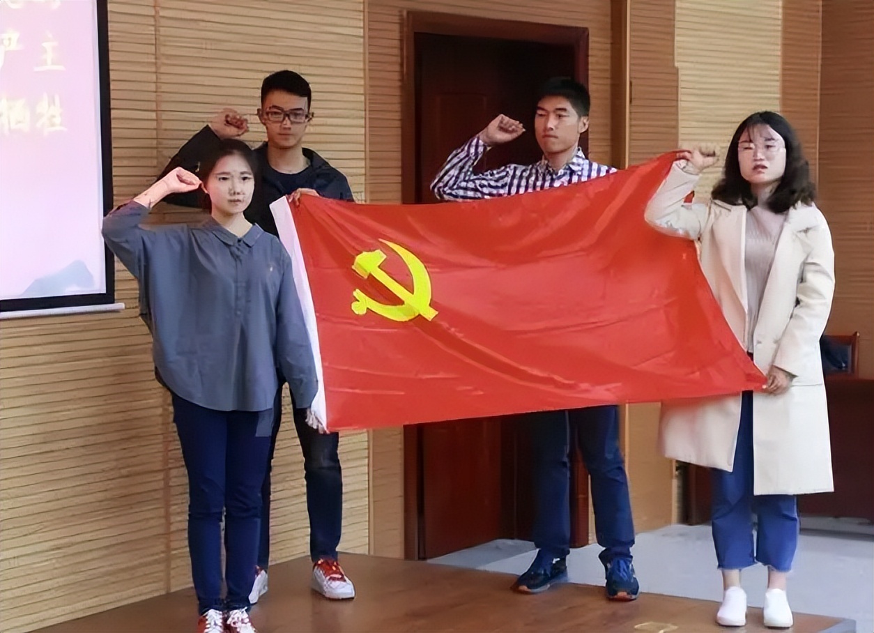 大学生想要申请入党，“决定权”在谁手里？并非是辅导员老师