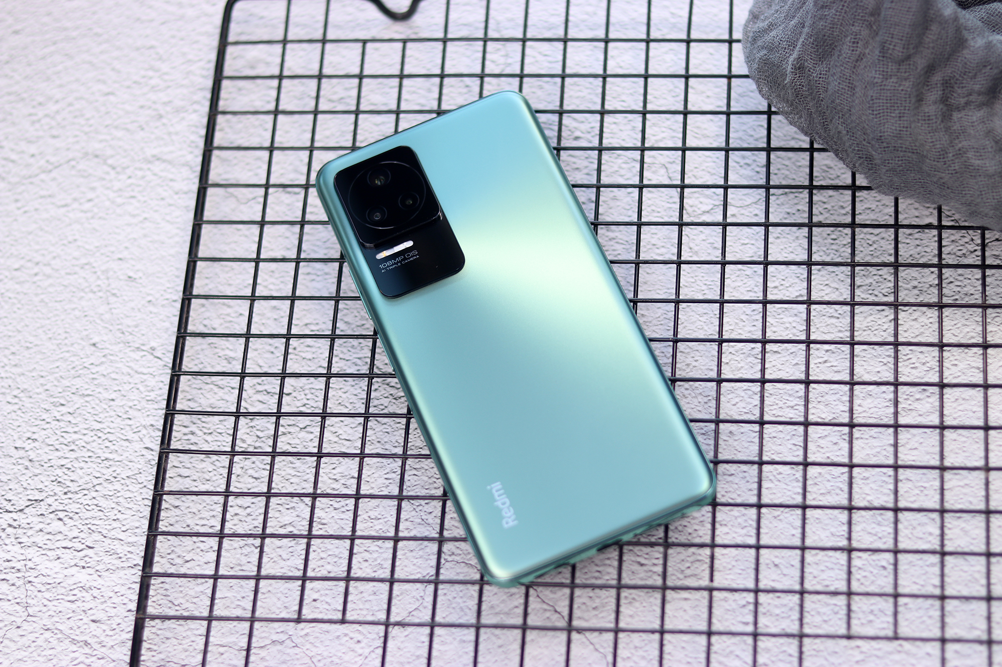 买手机想一步到位，但又不想多花钱，看看这3款超性价比手机