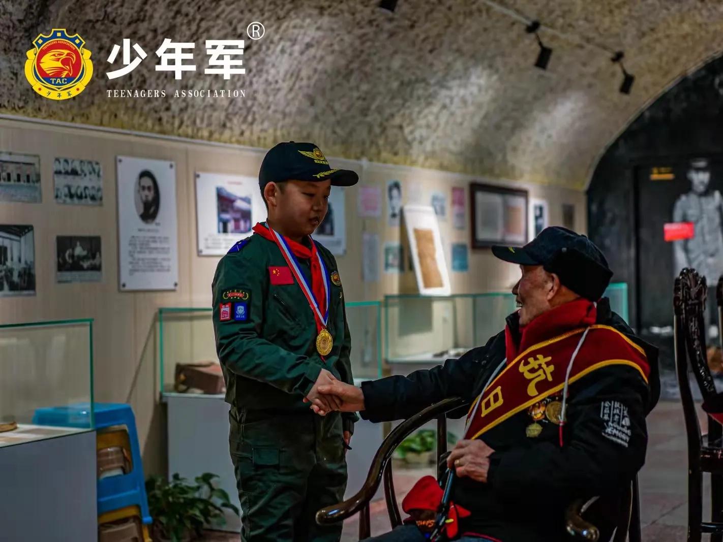 贵州200多名少年军，元旦贵阳祭先烈，聆听4位老英雄战斗故事