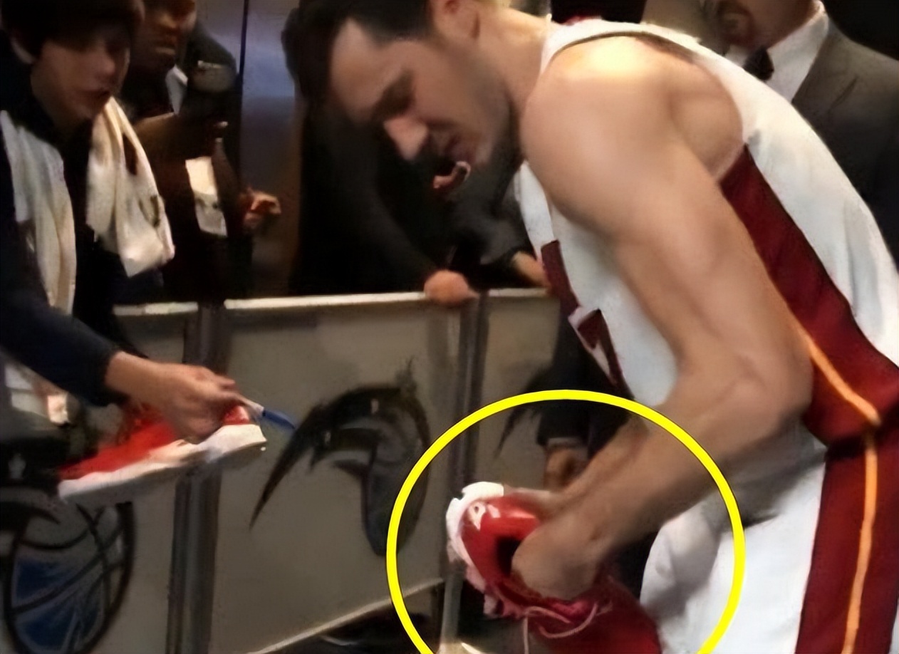 为何NBA球星那么有钱，但是送球鞋给球迷 会把鞋垫拿出来？