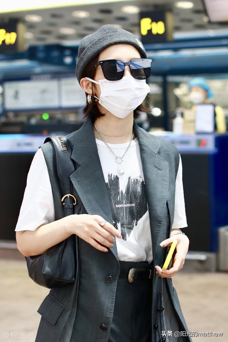 孟美岐坎肩搭西裤现身机场，路遇粉丝热情配合摆拍