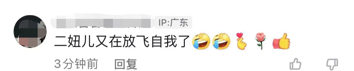 53岁斯琴格日乐放飞自我，坐在路边弹唱无人认出，突然大叫蹦老高