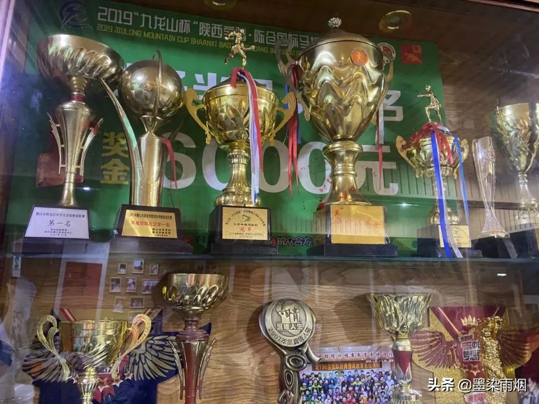 东北体育老师半生未婚，却被120个孩子叫爸爸，媒体跟踪报道12年
