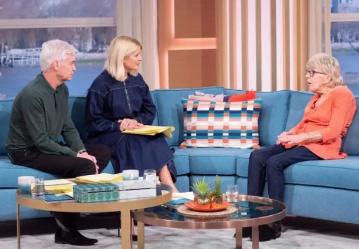 英国老奶奶爱上小50岁埃及小鲜肉，闪婚成功，英国首相回信支持