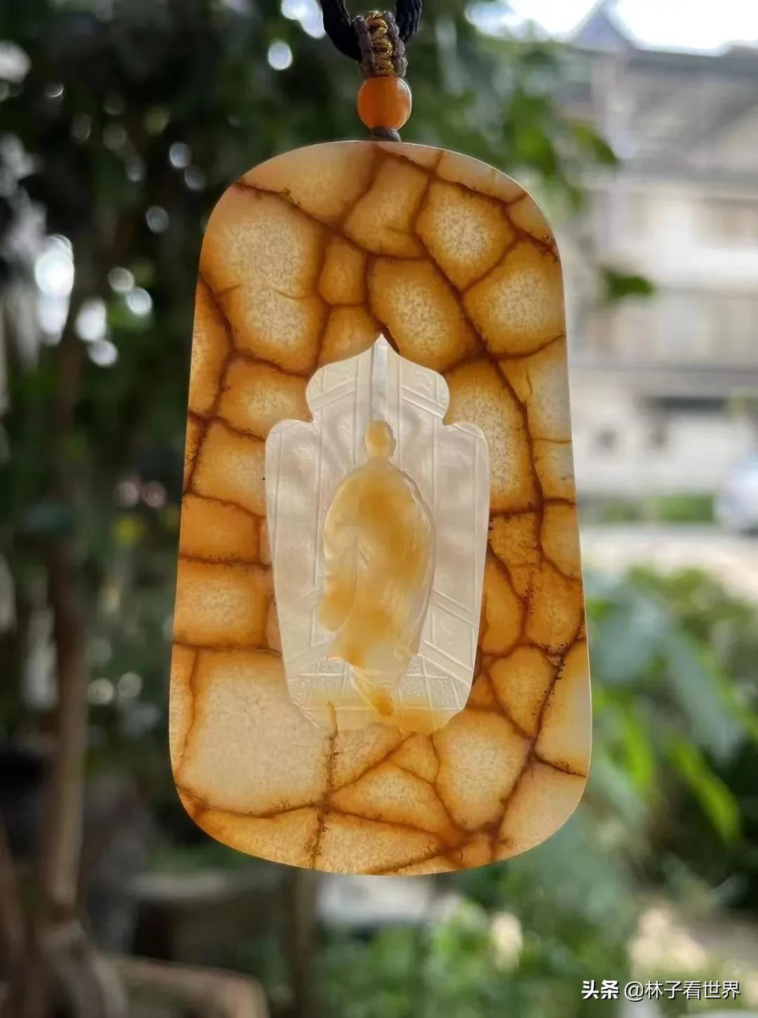 但它也具备黄龙玉身上的所有优点,好的哥窑纹色黄润透,纹理清晰又不失