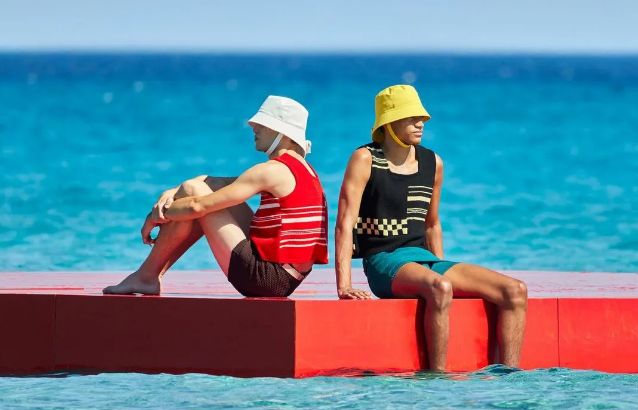 男生“露肉装”也开始内卷！露脐装、香肩和超短裤，时髦又性感