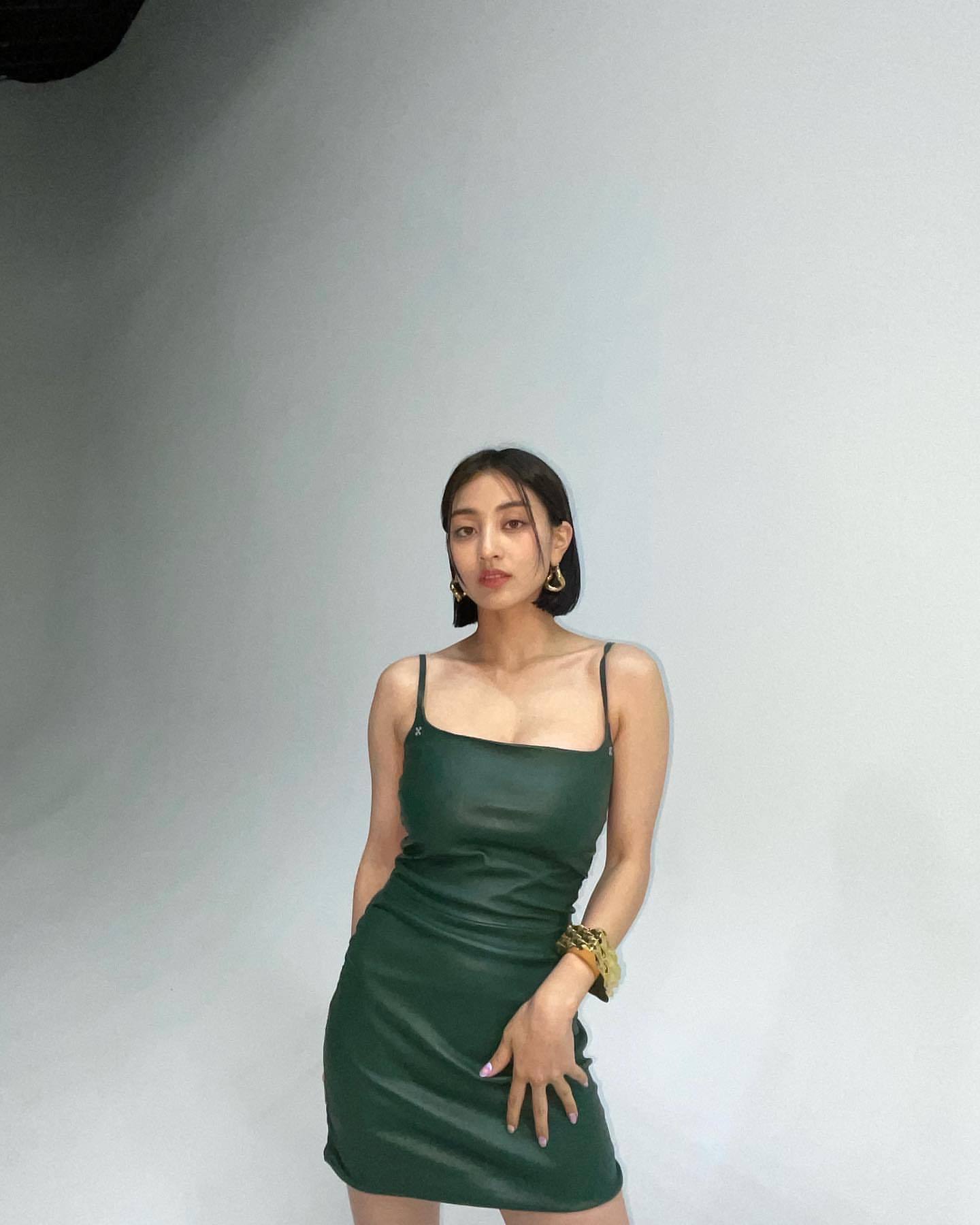 令人难以置信的丰满身材twice志效紧身皮裙夏日时尚美女