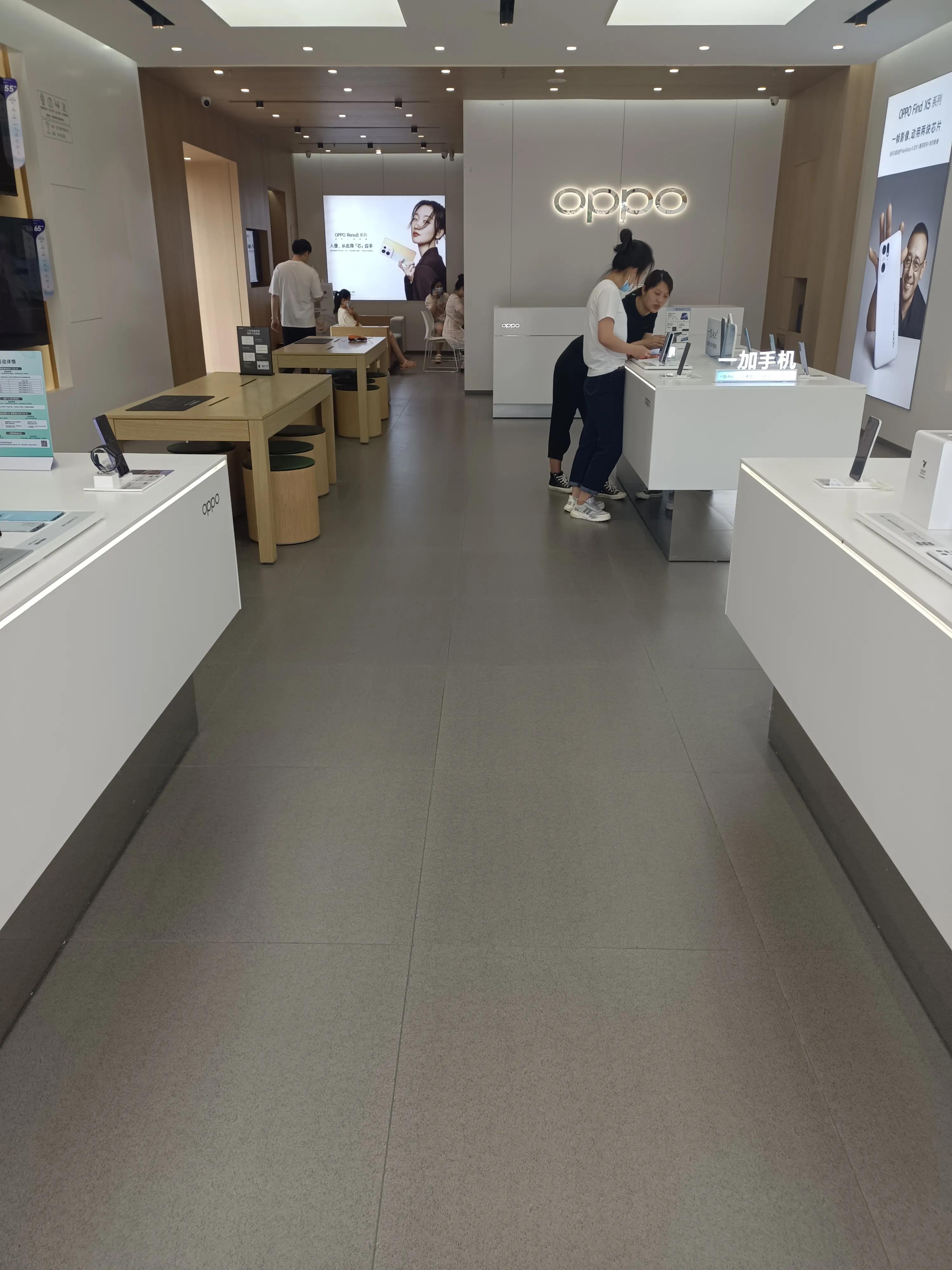 今天上午换了两个手机膜