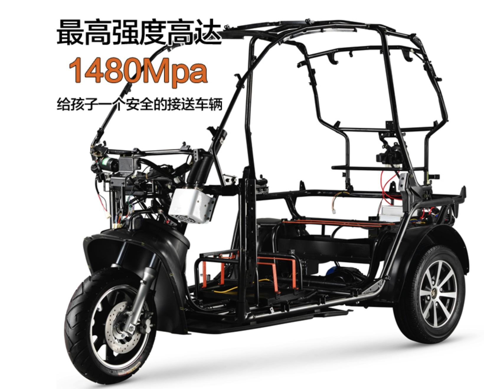 首先阳光铃木这款电动三轮车外观很有科技感,前置全新的鹰眼大灯,弧形