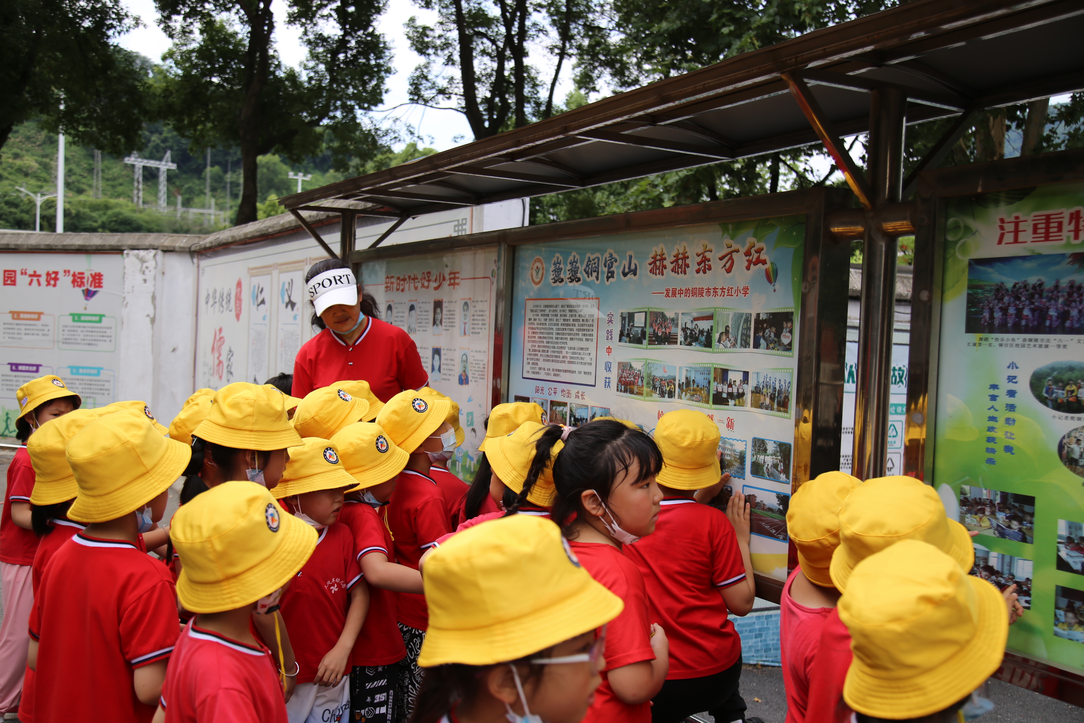 幼儿园孩子进东方红小学 体验小学生活