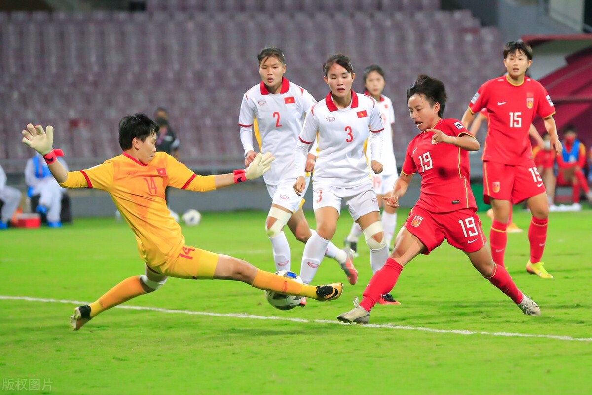 中国女足3-1越南(3-1，控球超7成造14射！中国女足逆转越南队，提前锁定世界杯名额)