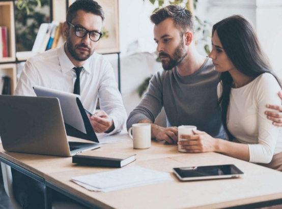 这些工作看起来年薪几十万，实际上工资并不高，空姐也不例外