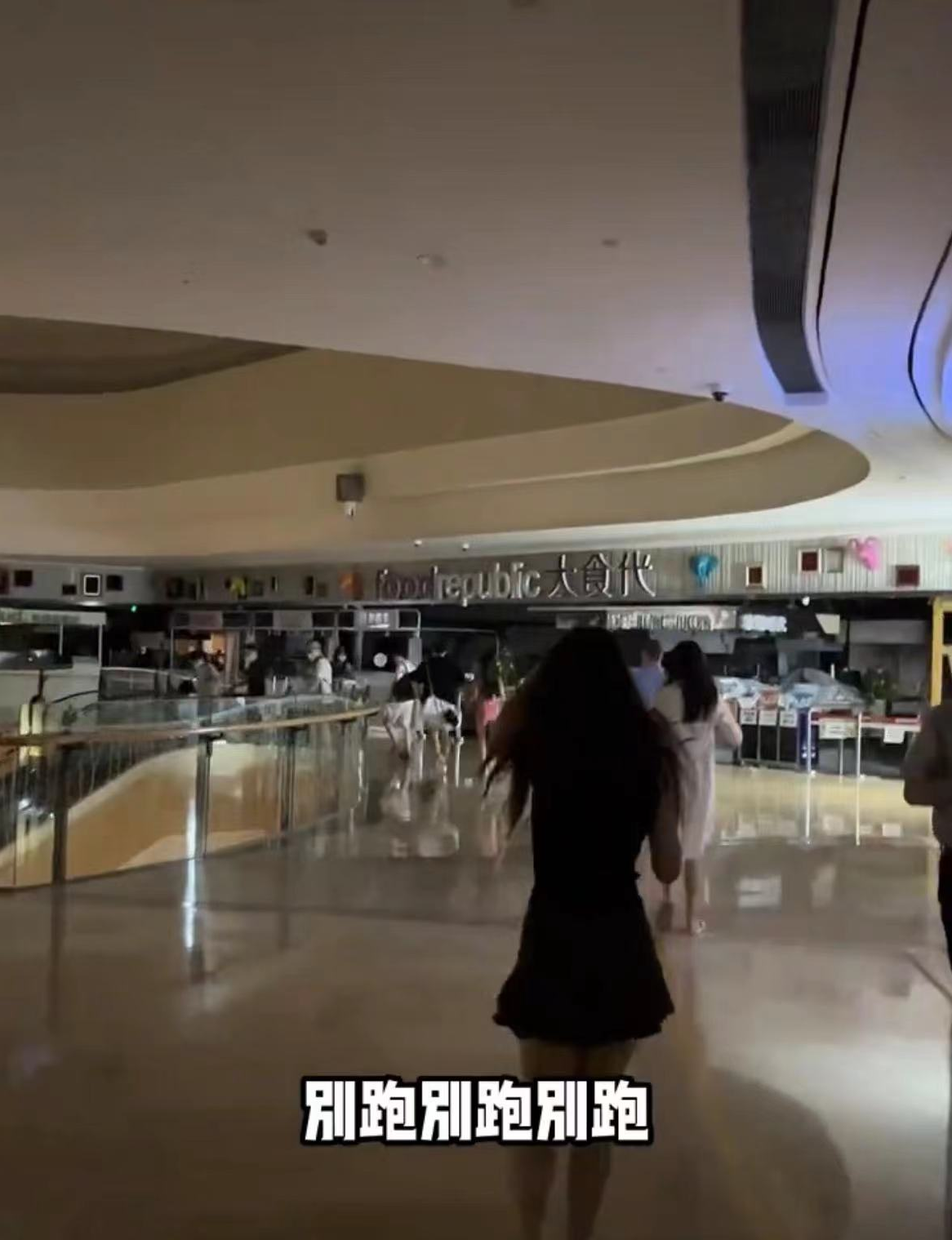 高晓松前妻在商场突遇火灾，孕期挺大肚奔跑撤离，忐忑讲述全过程