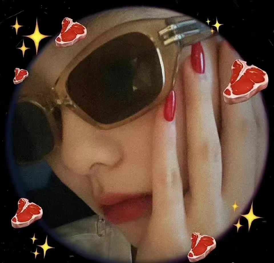 黄多多又晒美照，宽框眼镜大红唇，16岁的审美也是很前卫衣品一般