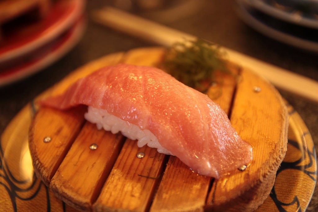 在正宗的回轉壽司店里用餐是種什么體驗？回轉壽司美食指南來了