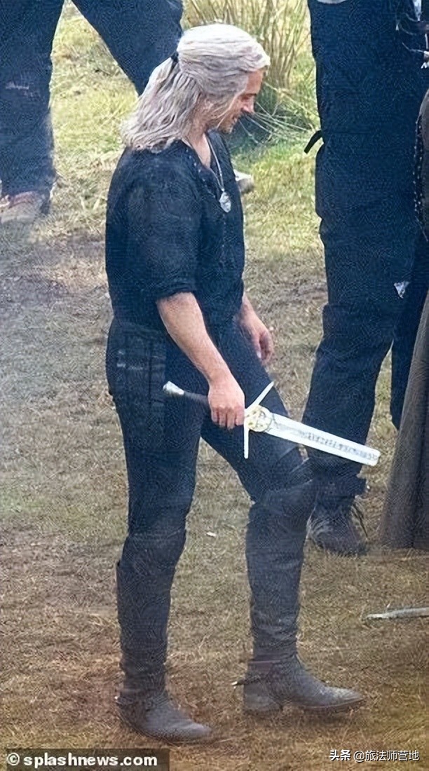 《巫师》第三季最新路透 杰洛特持断剑登场