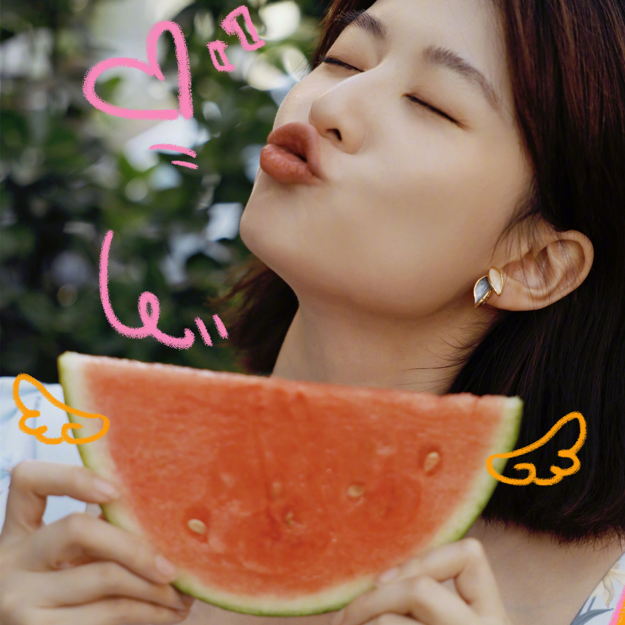 乔欣搞怪拿西瓜美照俏皮可爱