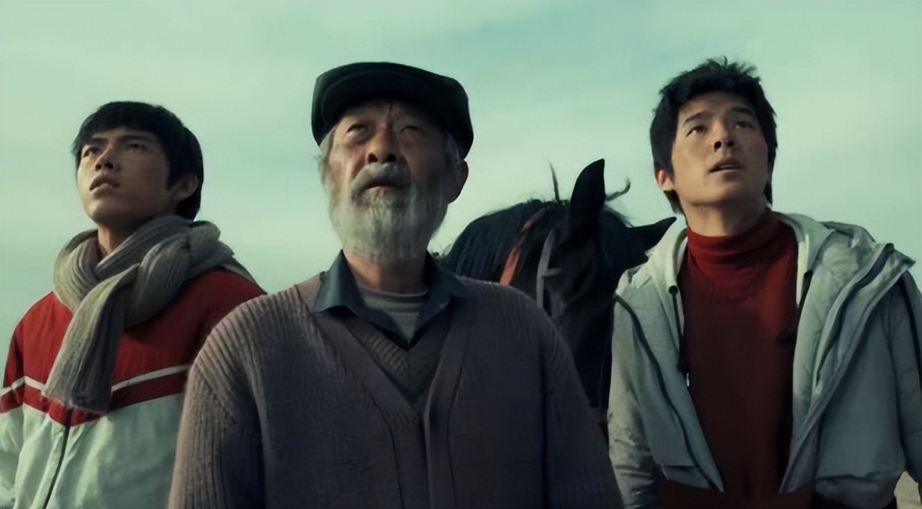 全员零片酬，黄渤无替身爬22米旗杆，《我和我的祖国》幕后故事