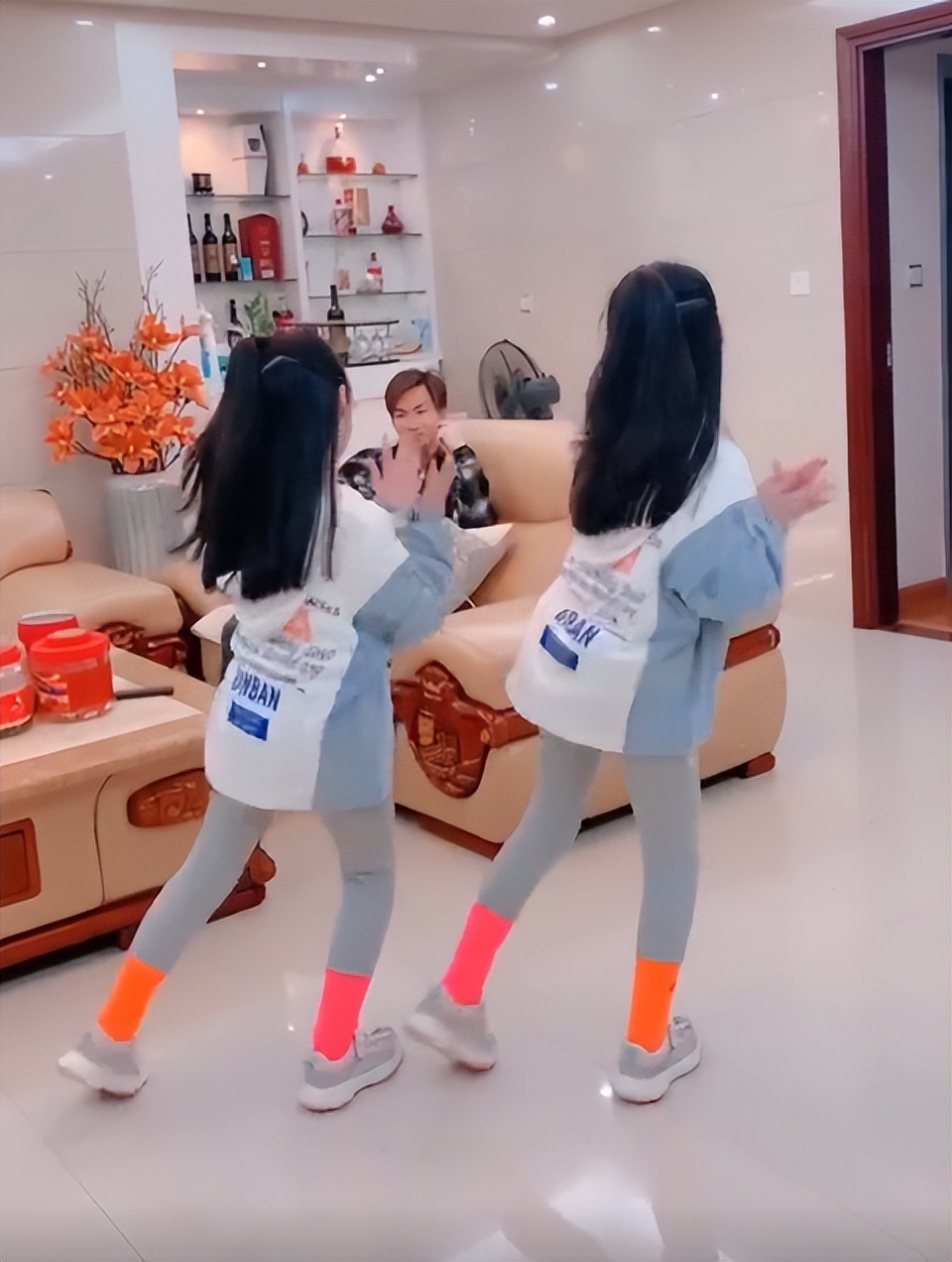 全网最默契姐妹花：“复制粘贴”双胞胎，自学跳舞圈粉1600万