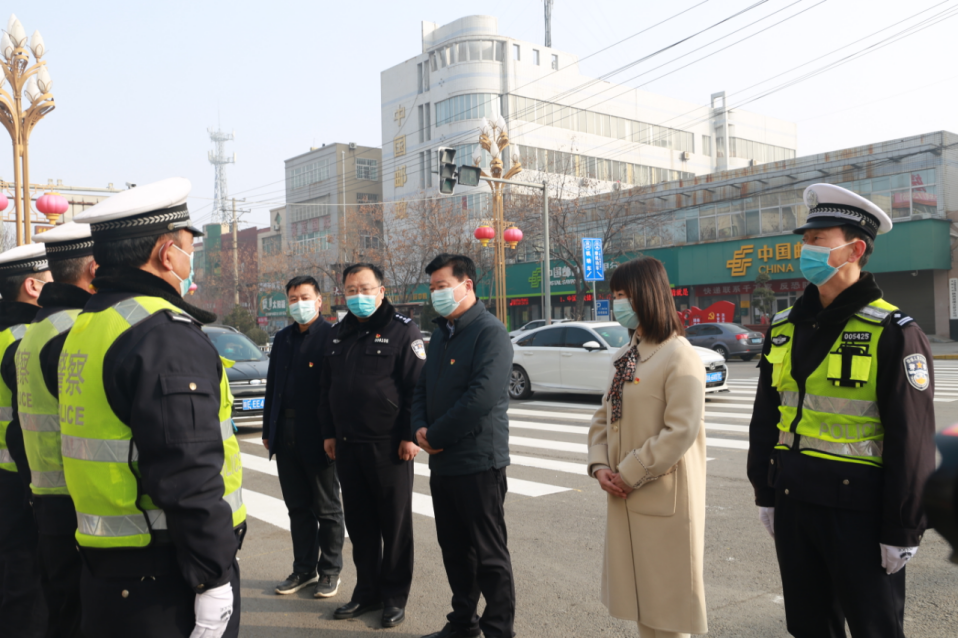 潼关县委常委 政法委书记王耀龙警察节前夕走访慰问基层民警