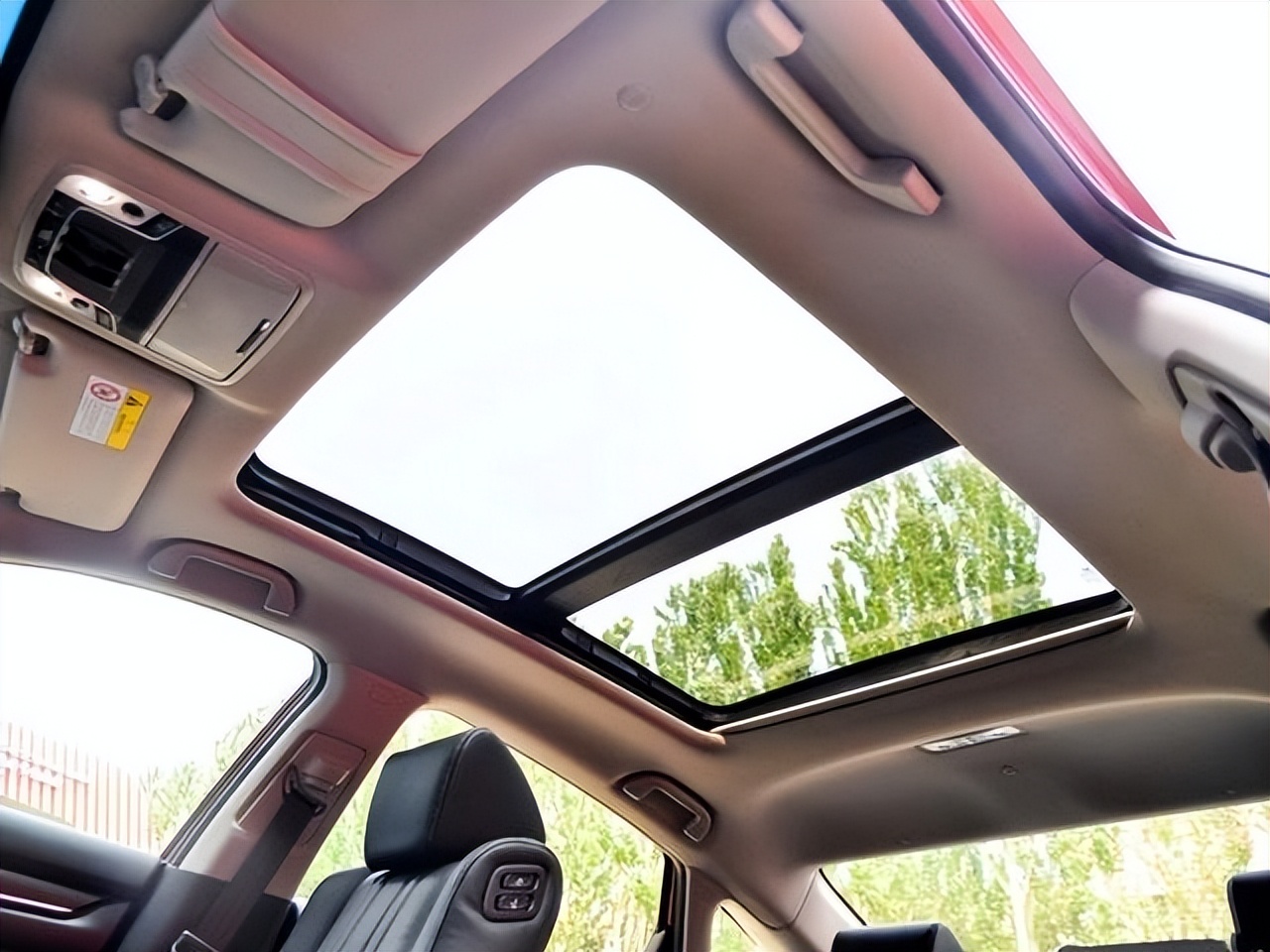 全景天幕成为新能源汽车标配 这背后都有什么秘密？