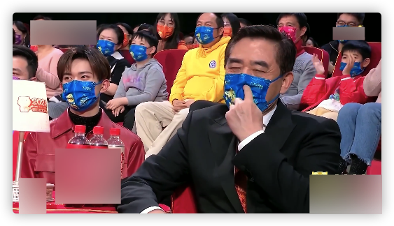 虎年春晚台下明星：王源吉克隽逸挤一把椅子，陈宝国隔口罩抠鼻子